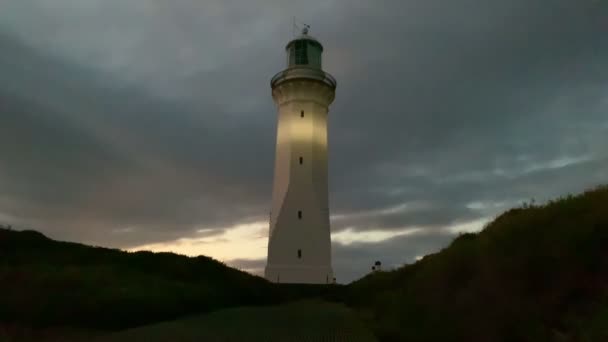 Mörk Stormig Himmel Inpå Fyr Australien — Stockvideo