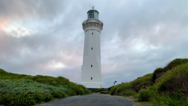 Farol Fica Orgulhoso Frente Céu Nublado Austrália — Vídeo de Stock