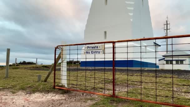 Una Vieja Puerta Oxidada Protege Entrada Los Terrenos Del Faro — Vídeos de Stock