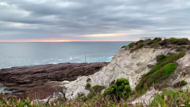Solen Går Upp Över Ett Stenigt Hav Utkik Australien — Stockvideo