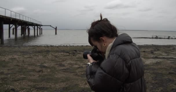 Mujer Joven Caucásica Toma Varias Fotografías Interesante Lugar Urbano Decadencia — Vídeo de stock