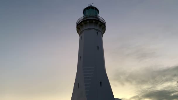 Silueta Faro Contra Cielo Atardecer Australia — Vídeo de stock