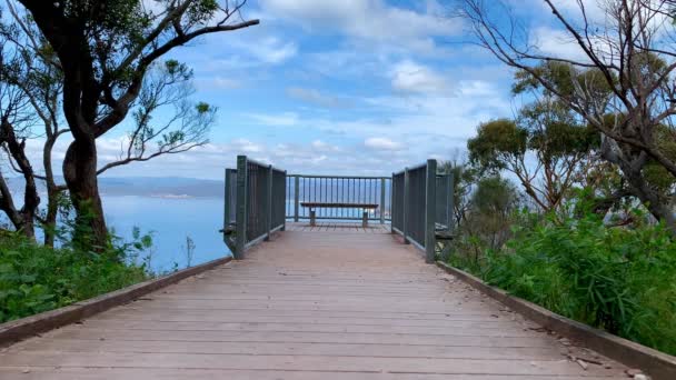 Camino Madera Conduce Banco Vacío Con Una Vista Mar Australia — Vídeos de Stock