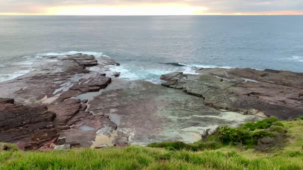 Ondas Rompem Através Das Rochas Oceânicas Nascer Sol Austrália — Vídeo de Stock