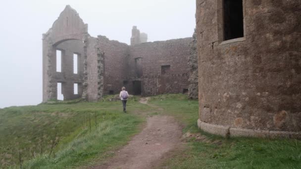 Lady Walker Berjalan Reruntuhan Kastil Slain Pada Hari Berkabut — Stok Video