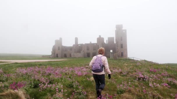 Lady Walker Red Campion Üzerinden Slains Kalesi Gidiyor — Stok video