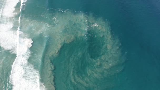 Horní pohled na modré pohybující se vlny oceánu a písek vedle velkého krásného ostrova, Fraser Island, Austrálie.