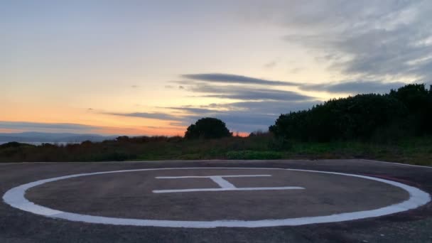Hubschrauberlandeplatz Der Nähe Des Ozeans Bei Sonnenuntergang Mit Orangefarbenem Himmel — Stockvideo