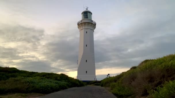 Sol Começa Pôr Céu Nublado Com Farol Austrália — Vídeo de Stock