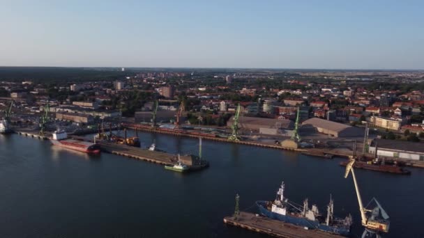 Industriële Zeehaven Van Klaipeda Met Skyline Roterend Uitzicht Vanuit Lucht — Stockvideo