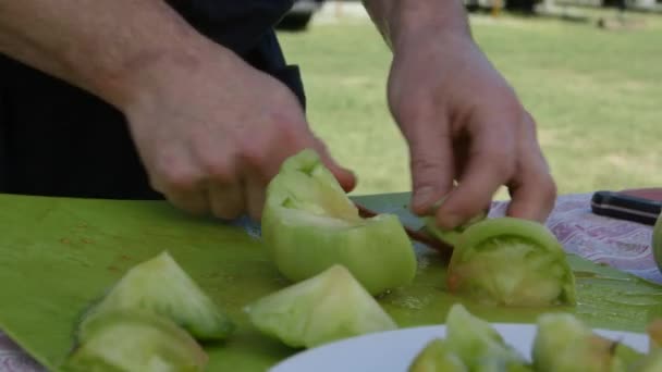 Großaufnahme Von Männerhänden Die Grüne Tomaten Freien Hacken — Stockvideo