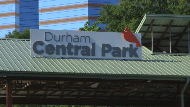 Durham Central Park Signage Roof Durham North Carolina Verenigde Staten — Stockvideo