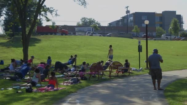 一群人在美国北卡罗来纳州达勒姆市公园做瑜伽 宽射门 — 图库视频影像