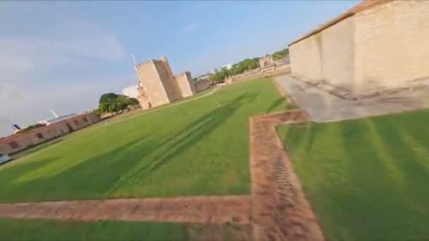 Vuelo Velocidad Aérea Que Muestra Antiguo Edificio Del Castillo Fortaleza — Vídeo de stock
