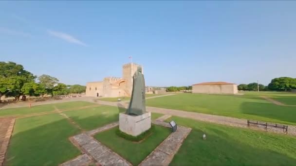 Gonzalo Fernndez Oviedo Heykelinin Güneş Işığı Sırasında Ozama Kalesi Ndeki — Stok video