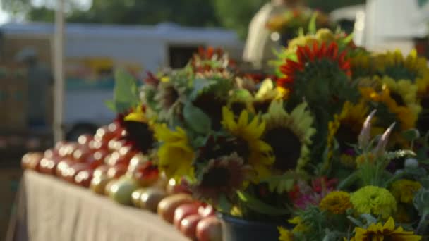 Цветы Фрукты Ларьке Фермерском Рынке Дареме Северная Каролина Солнечным Утром — стоковое видео