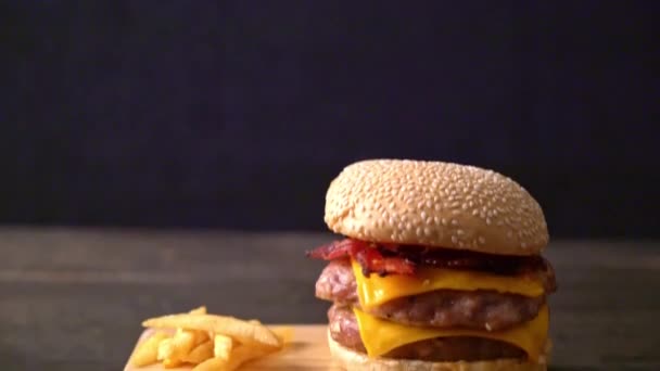 猪肉汉堡包或带有奶酪 熏肉和薯条的猪肉汉堡包 — 图库视频影像