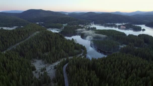 Närmar Sig Från Luften Till Dimmig Fjällsjö Omgiven Barrskog Läge — Stockvideo