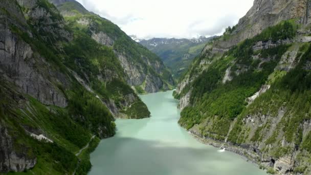 Turkoois Bergmeer Stuwmeer Zwitserse Alpen Een Smal Dal Onder Een — Stockvideo