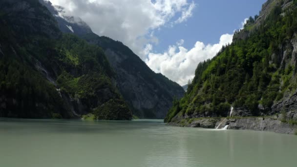 Diga Serbatoio Con Basso Livello Dell Acqua Nelle Alpi Svizzere — Video Stock