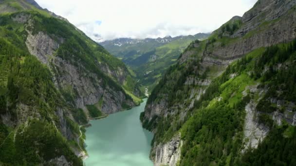 Letecký pohled na jezero Gigerwaldsee, Švýcarsko