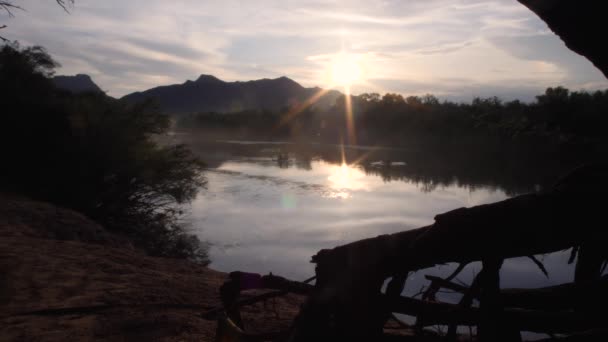 Caiaques Passam Pelo Sol Refletindo Sobre Águas Rio Sal — Vídeo de Stock