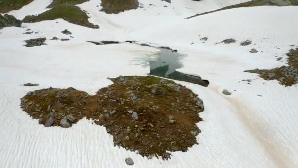 Snö Täckt Sjö Längs Sjön Vandring Pizol Schweiz — Stockvideo