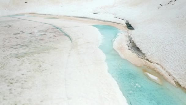 Μια Καταγάλανη Βουνίσια Λίμνη Στα Αλπικά Βουνά Της Ελβετίας — Αρχείο Βίντεο