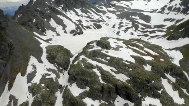 スイス グラスアルプスの空中ビュー湖とピゾル山 — ストック動画