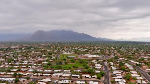 Drone Skott Tucson Arizona Med Liten Molntäcke Och Berg Fjärran — Stockvideo