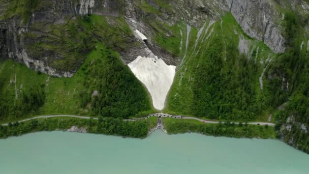 位于瑞士圣加仑州的吉格瓦尔德湖 Gigerwaldsee 狭窄山湖的水库岸边和碧绿的海水 — 图库视频影像