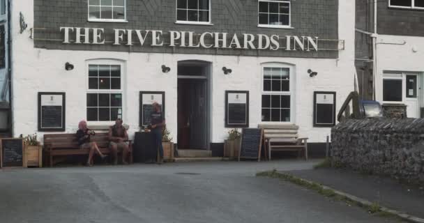 Troje Ludzi Odpoczywa Rozmawia Przed Five Pilchards Inn Porthallow Anglia — Wideo stockowe