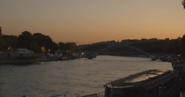 Paris, Fransa 'da Debilly Footbridge manzaralı, Seine Nehri üzerinde altın saat gün batımı. geniş çekim