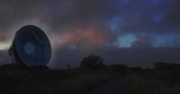 Sonnenuntergang Farbige Wolken Die Sich Über Eine Satellitenantenne Bewegen Dunkler — Stockvideo