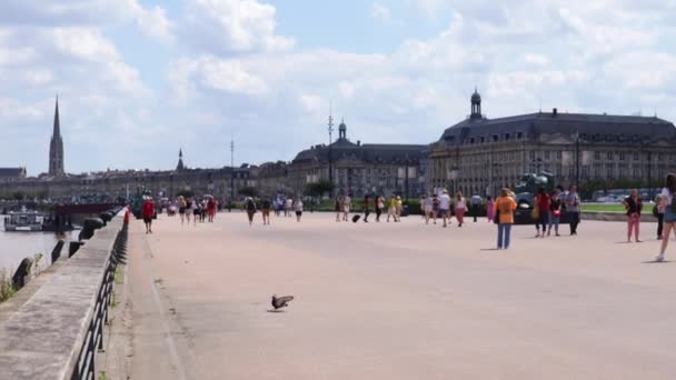 Bordeaux Garonne Rivier Oevers Met Mensen Wandelen Fietsen Tijdens Zonnige — Stockvideo