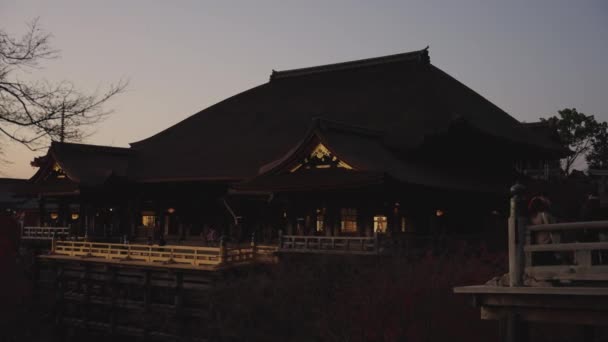 Atardecer Sobre Templo Kiyomizu Dera Kyoto Japón Slow Pan Shot — Vídeos de Stock