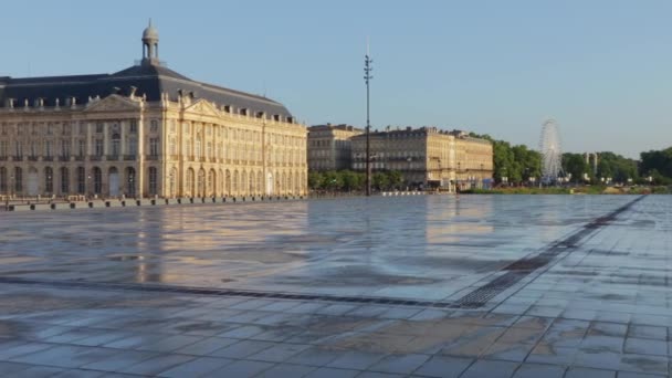 Güneş Doğarken Bordeaux Aynası Güneş Işığı Yansımalarla Birlikte Bourse Meydanı — Stok video