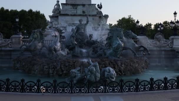 Girondains Fountain Left Side Wide Arc Nobody Sunrise — Stock Video