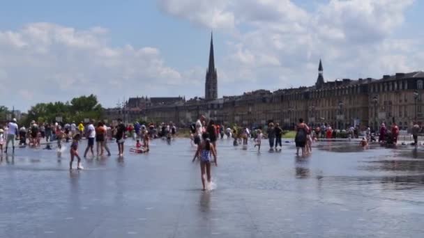Bordeaux Slavné Vodní Zrcadlo Během Letního Dne Lidmi Dětmi Hraje — Stock video