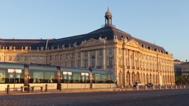 Place Bourse Bordeaux Bij Zonsopgang Met Tram Langs Kamer Van — Stockvideo