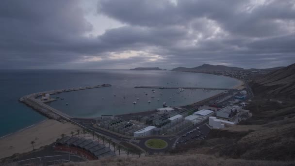 在葡萄牙里斯本港停泊的船只日以继夜地穿行 高角船 — 图库视频影像