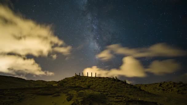 砂漠の夜に星の道と乳白色の方法で移動雲の時間経過 — ストック動画