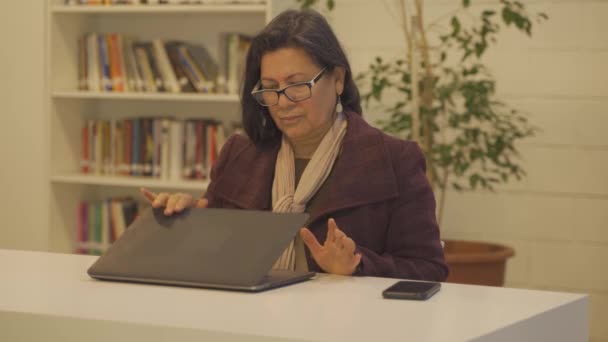 Velha Secretária Mulher Fechando Laptop Após Dia Exausto Trabalho Close — Vídeo de Stock