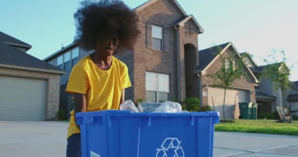 Afro Amerikan Gençliği Plastik Şişeleri Geri Dönüşüm Kutusuna Koyuyor — Stok video