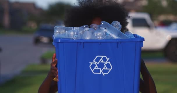 Αφροαμερικανοί Έφηβοι Τεράστιο Afro Χαμογελώντας Όπως Ίδιος Κατέχει Ανακύκλωσης Κάδο — Αρχείο Βίντεο