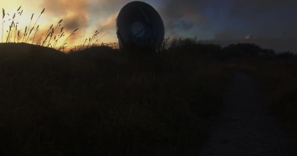 具有五彩斑斓 多愁善感的云彩背景的轮廓卫星天线 倾斜视图 — 图库视频影像