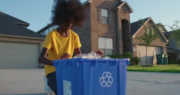 Afro Amerikaanse Adolescentie Plaatst Plastic Flessen Prullenbak — Stockvideo