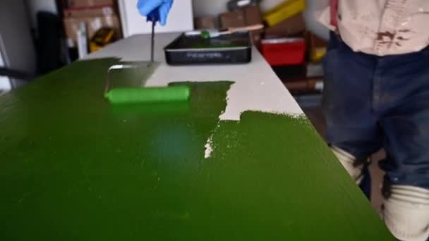 Roller Brush Használt Festés Asztal Tetejére Garázsban Zöld Latex Paint — Stock videók