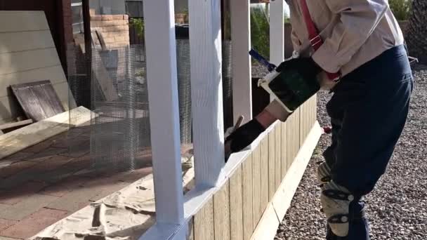 Man Die Primer Paint Wood Patio Aanbrengt Handheld Shot — Stockvideo