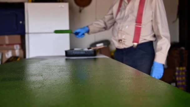 Imagen Recortada Hombre Que Cubre Superficie Madera Mesa Con Pintura — Vídeo de stock